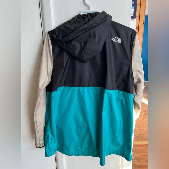 The north face windbreaker that folds up into a Fanny pack for easy carrying - Picture 4 of 5